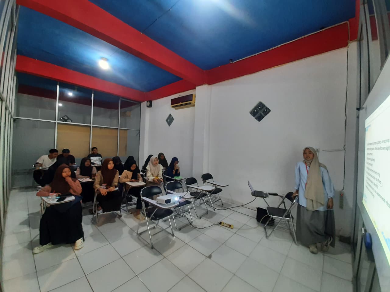 Suasana Kelas SMA TIEC-ID